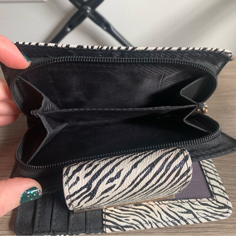 Tahari Zebra Print Wallet Black & White Identity Protect Lining - Picture 6 of 11